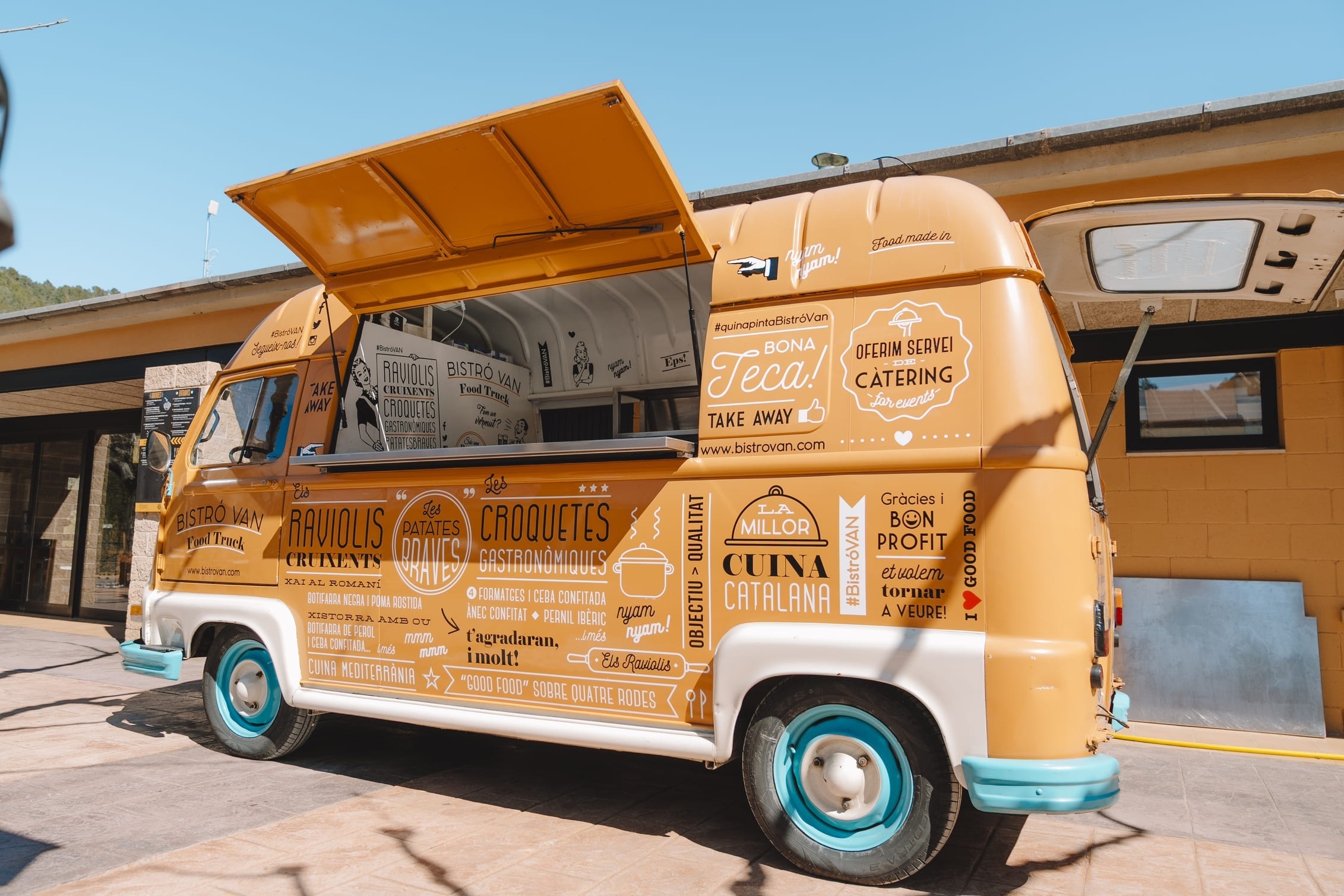 Bistro Van food truck: catering para eventos de hotel, con cocina catalana gourmet y opciones para llevar.