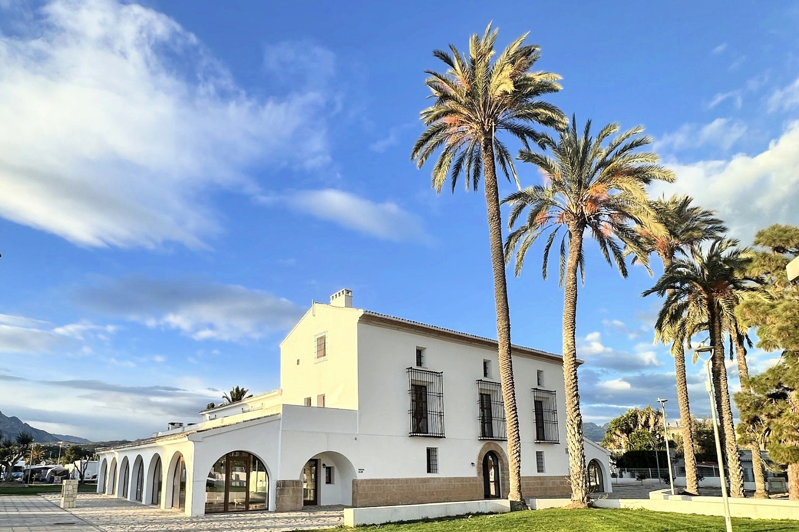 TAIGA Tarifa: Ein Hotel mit Palmen und Sonne am TAIGA Tarifa Punta Paloma.