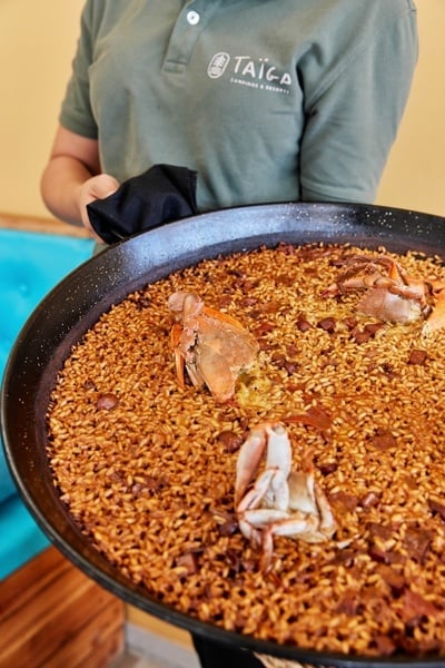 un home i una anciana remen en kayaks en un riu