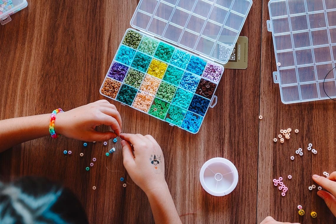 une femme surfe sur une planche à pagaie dans l' océan
