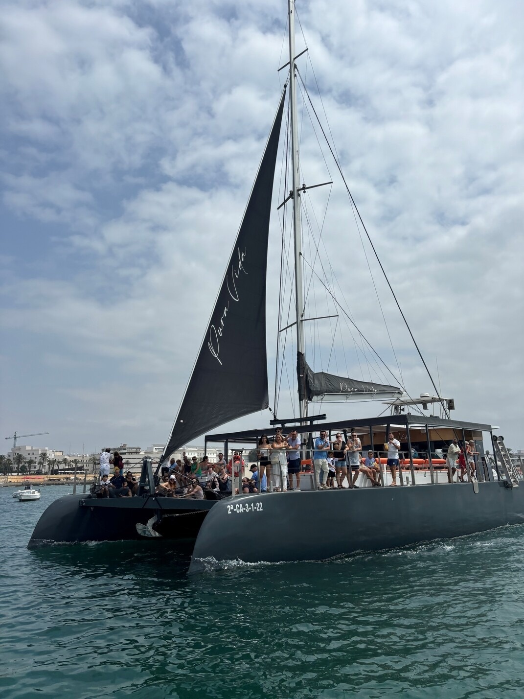 un velero con una vela negra y la palabra flora visible