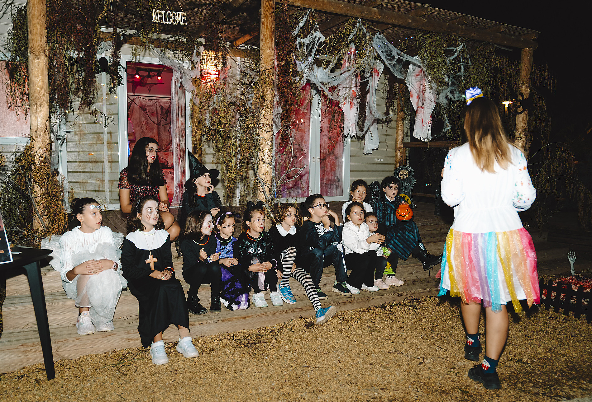 Niños celebrando Halloween con calabazas iluminadas en TAIGA Campings & Resorts.