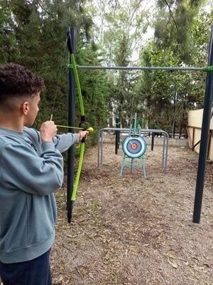 dos persones amb mochilas caminan por un sendero de montagna