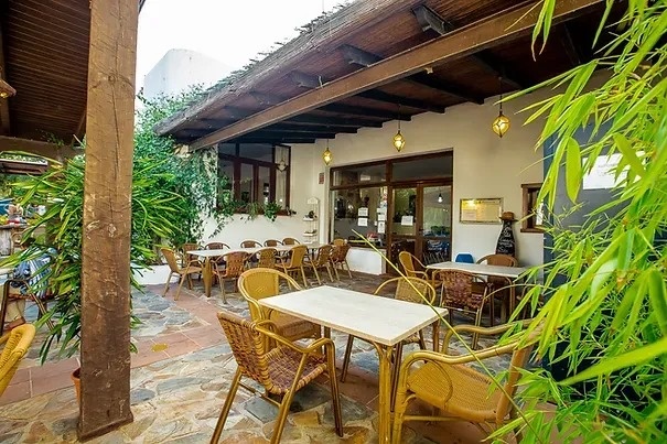 eine Gruppe von Menschen sitzt an einem Tisch mit einem Baby in einem Kinderwagen