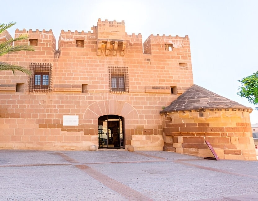 un edificio de ladrillo marrón con la puerta abierta