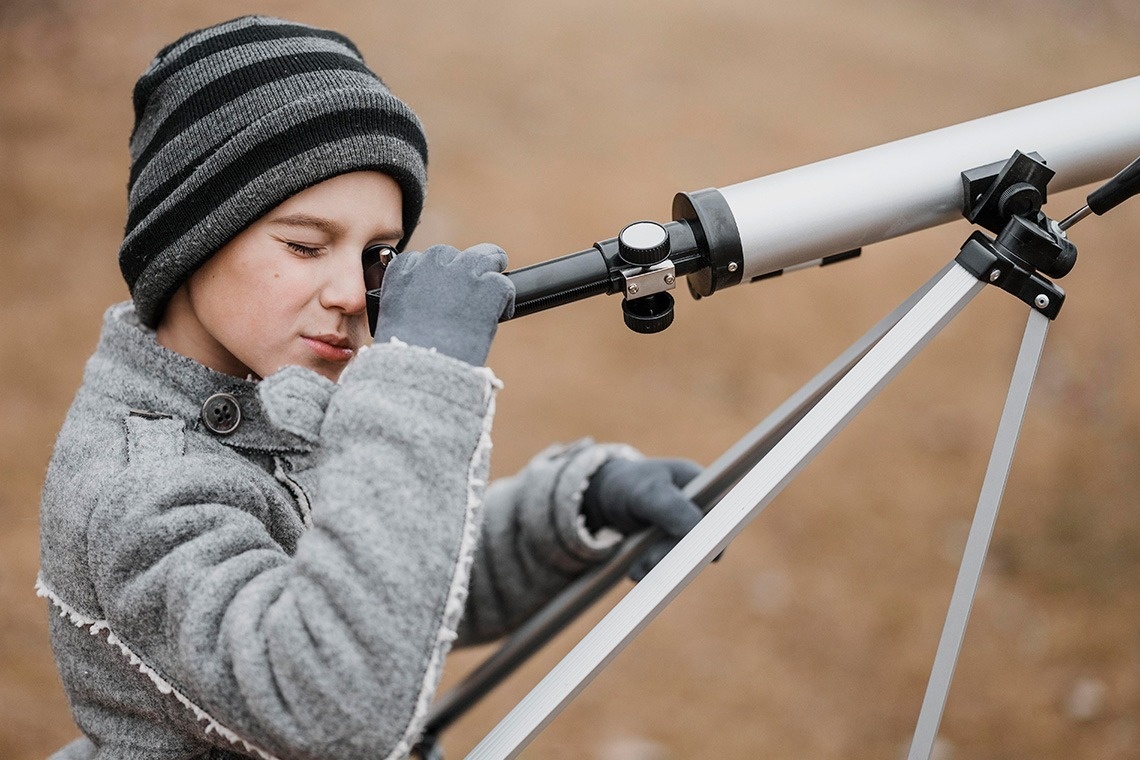 un groupe de bâtiments à côté de l' océan avec une église en arrière-plan
