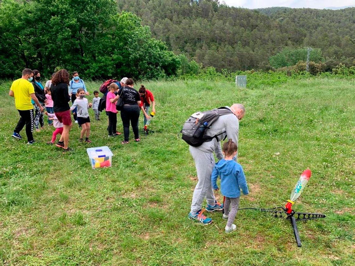 un homme et une femme montent à cheval sur la plage