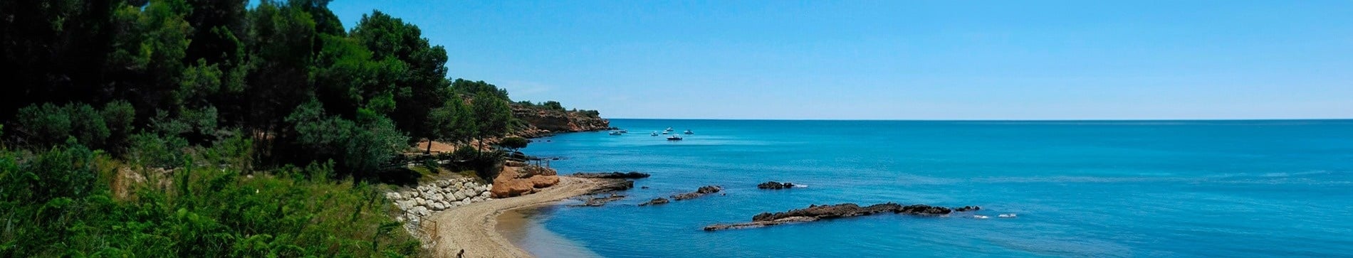 un océano azul con muchos barcos en él