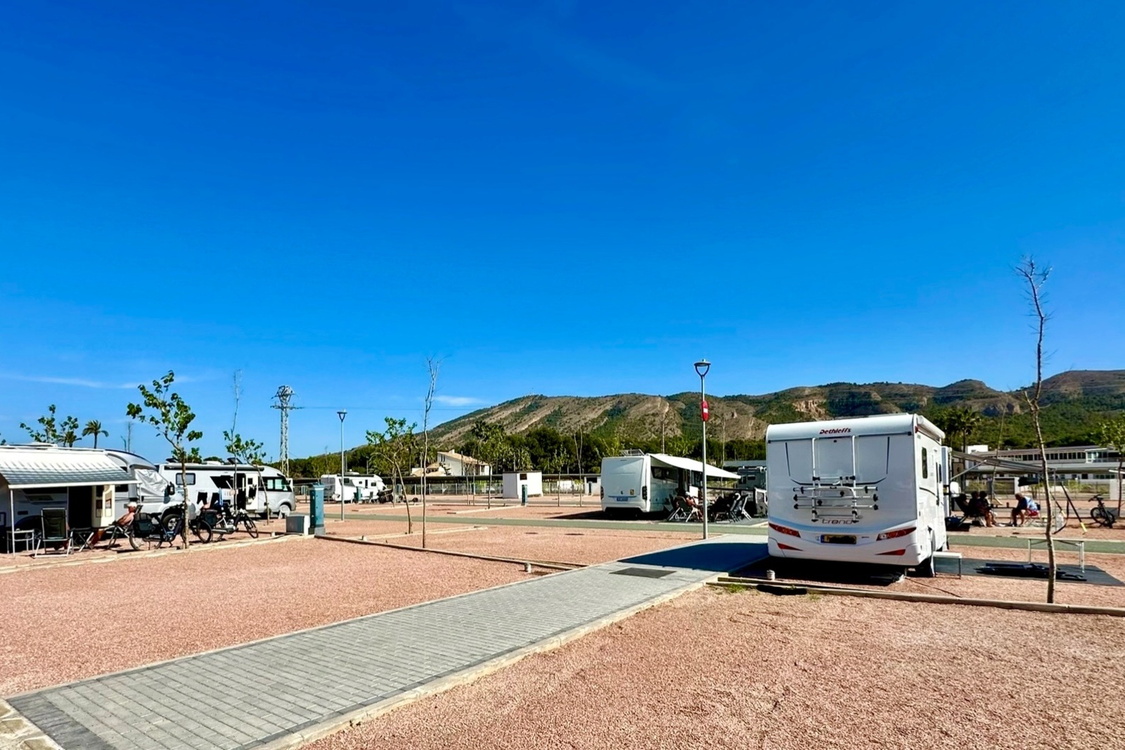 TAIGA Tarifa Punta Paloma: Wohnmobile auf einem Campingplatz unter blauem Himmel.