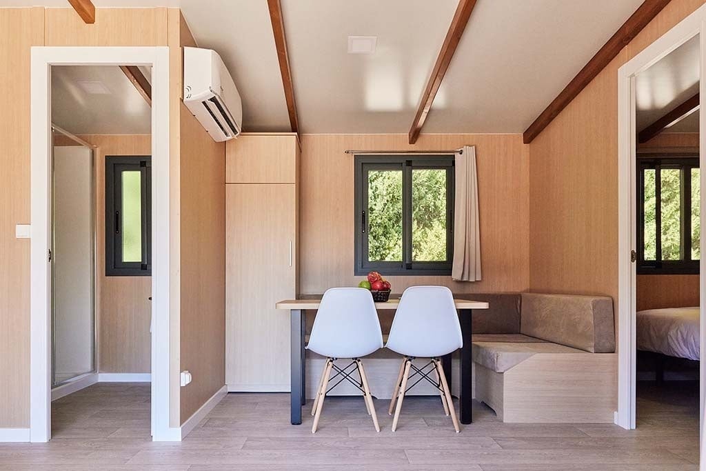 une salle à manger avec une table et des chaises blanches