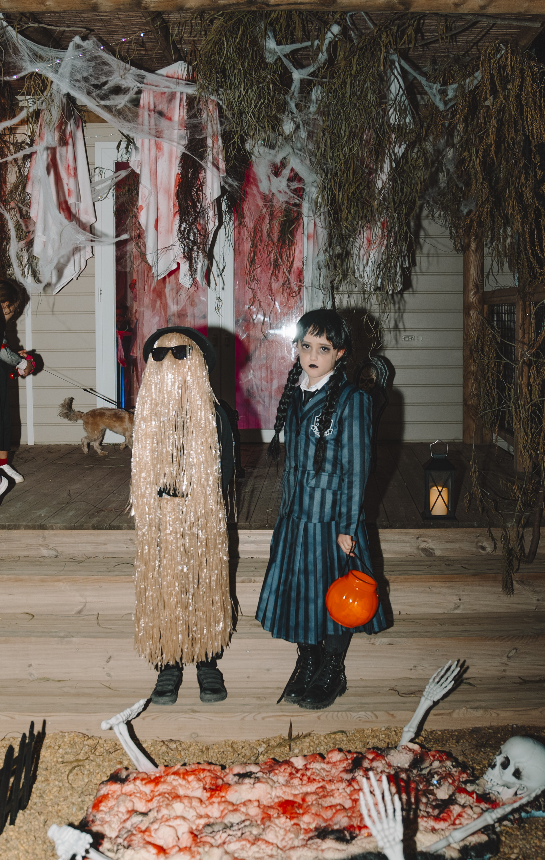 Fenêtre de chambre d'hôtel décorée pour Halloween avec des mains ensanglantées, un aperçu de l'extérieur et une partie de la structure en bois. Taiga: Corporativa