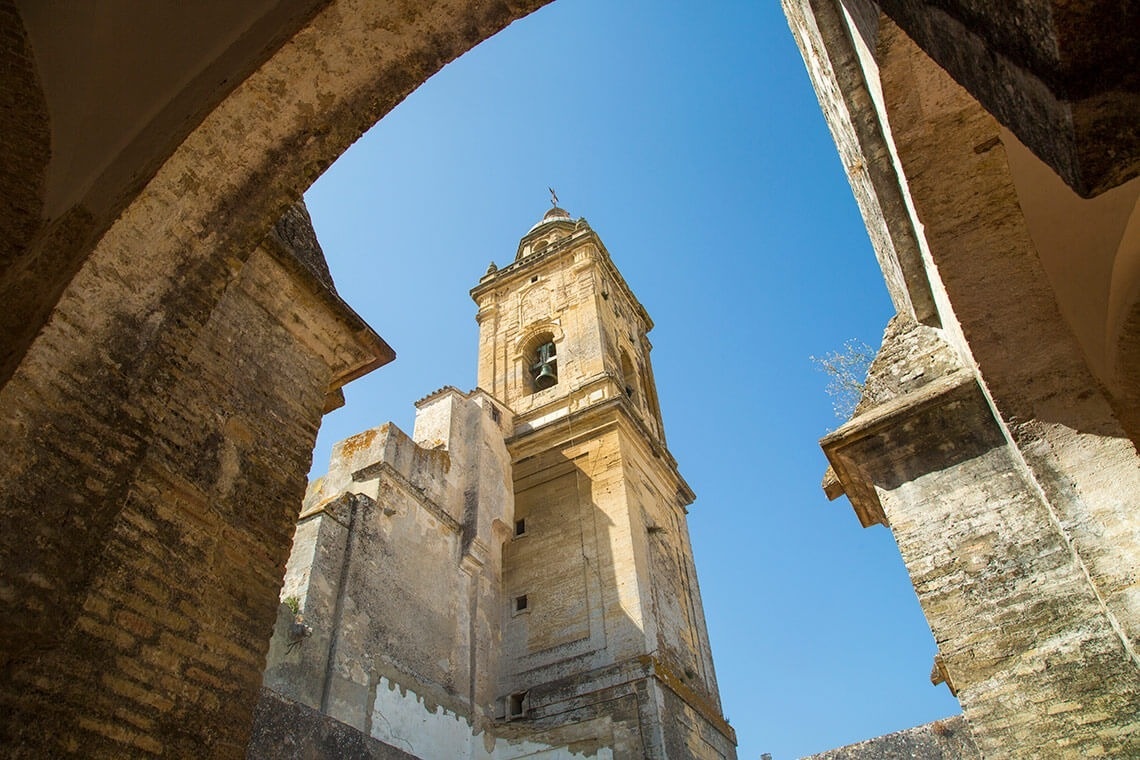 una torre de la iglesia con un cielo azul en el fondo