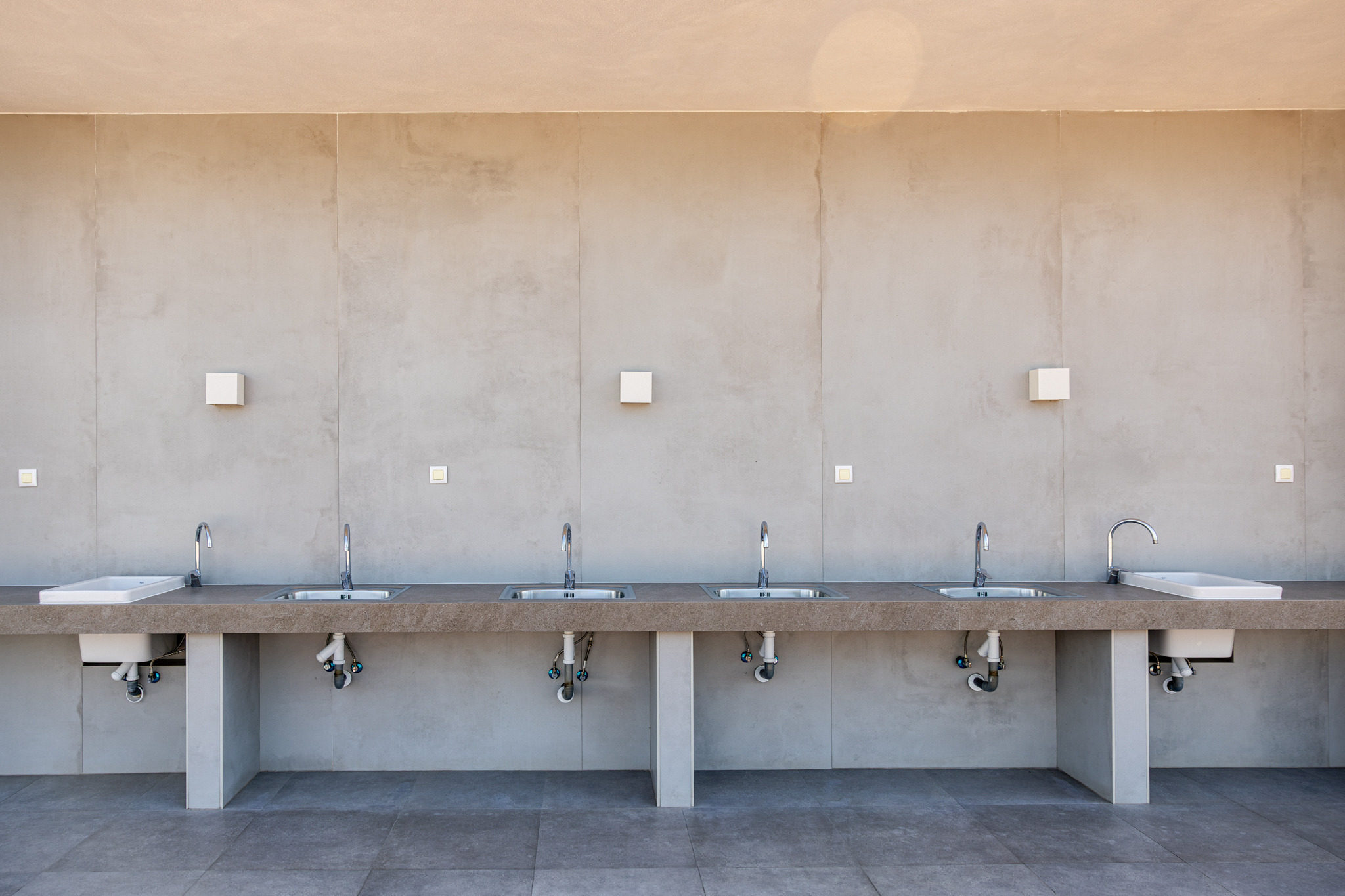 Bloques sanitarios modernos y adaptados en TAIGA Benidorm.