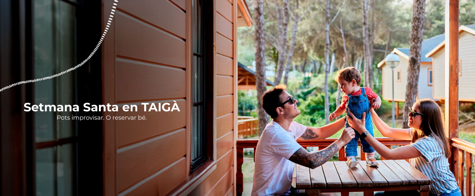 Una família feliç amb un nen petit gaudeix a la terrassa d'una cabana de fusta en un entorn natural, amb el text "Setmana Santa en TAIGÀ" al primer pla.