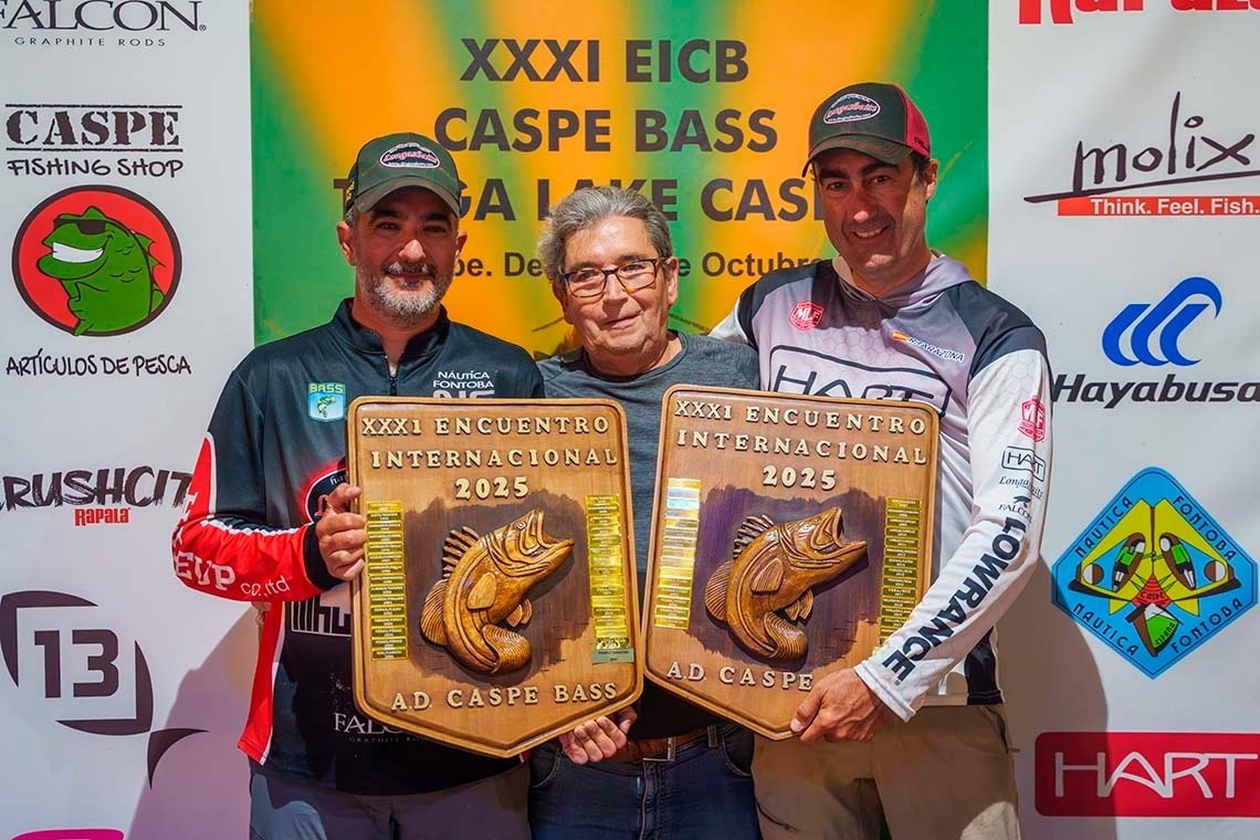 un plato de ostras y dos copas de champán sobre una mesa