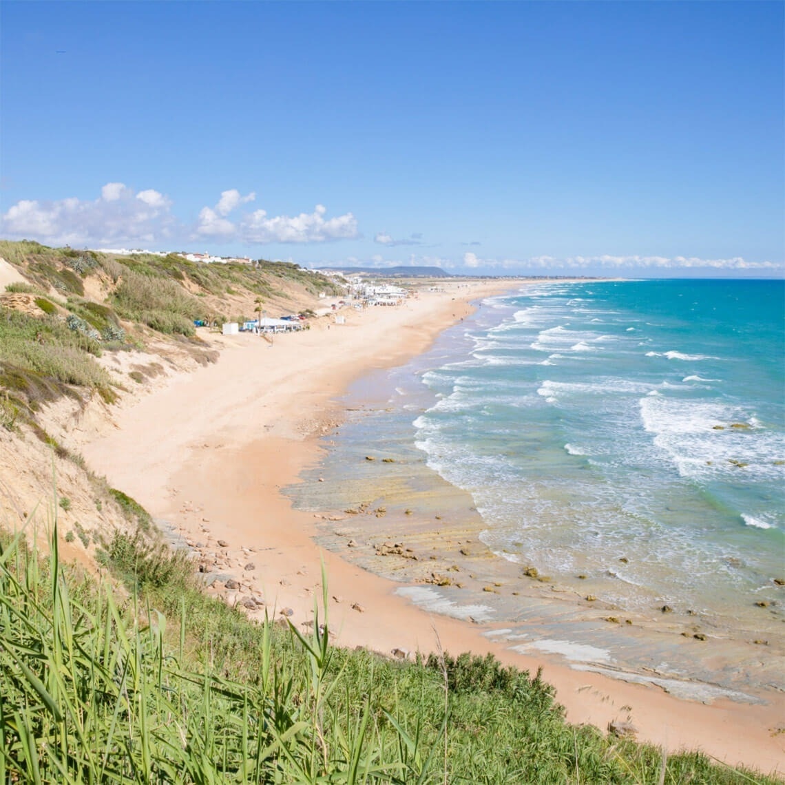 una platja de sable a l' ombra d' una duna de sable
