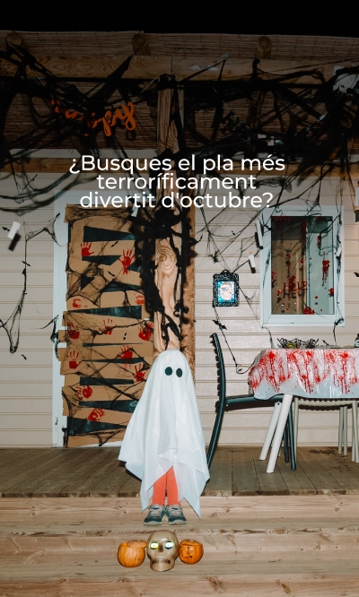 Nenes disfressats per Halloween a la porta d'un hotel, esperant trobar el seu TAIGA Lake Caspe | TAIGA | Càmpings & Resorts a Espanya ideal.