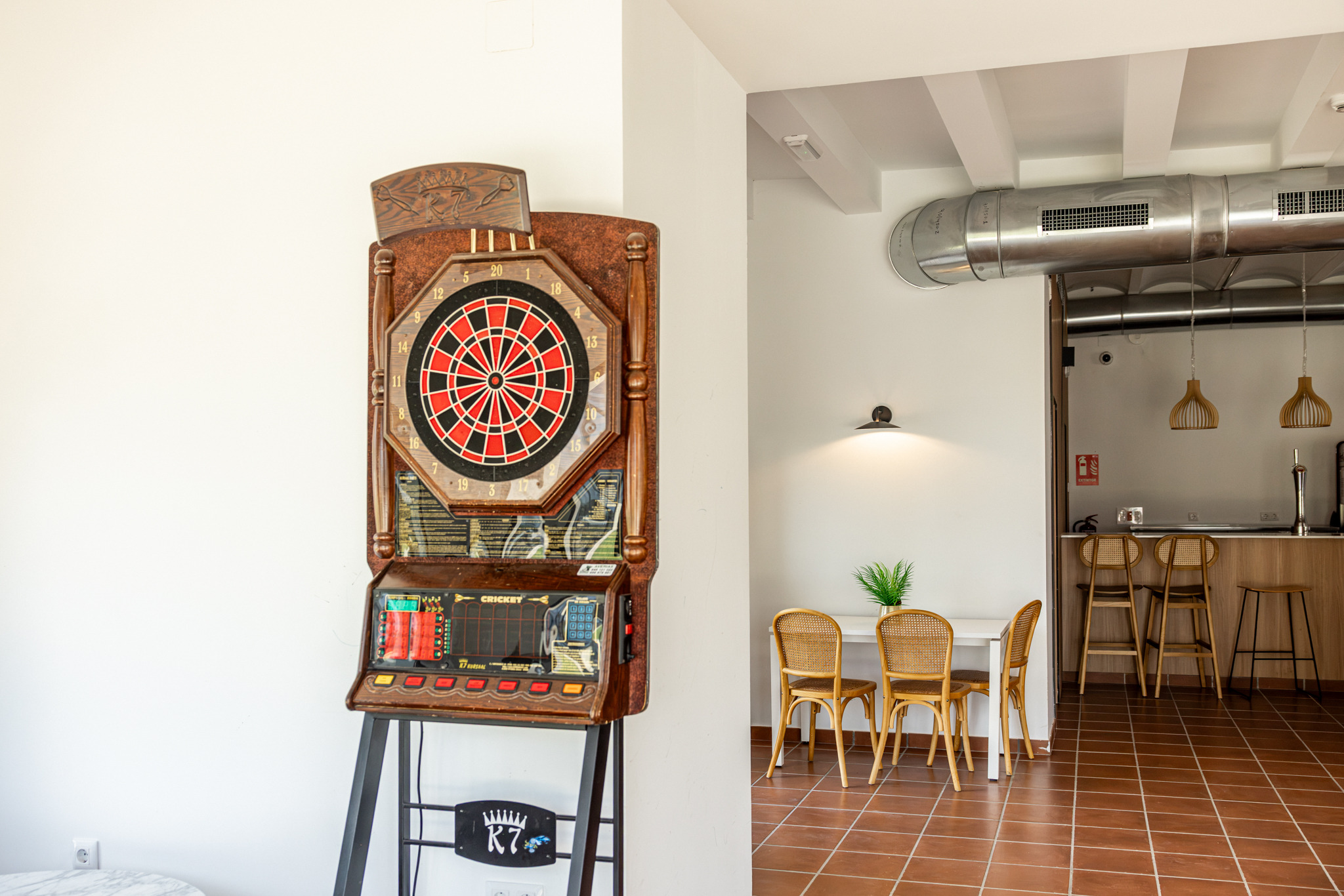 Zona social y cafetería La Masía en TAIGA Benidorm.