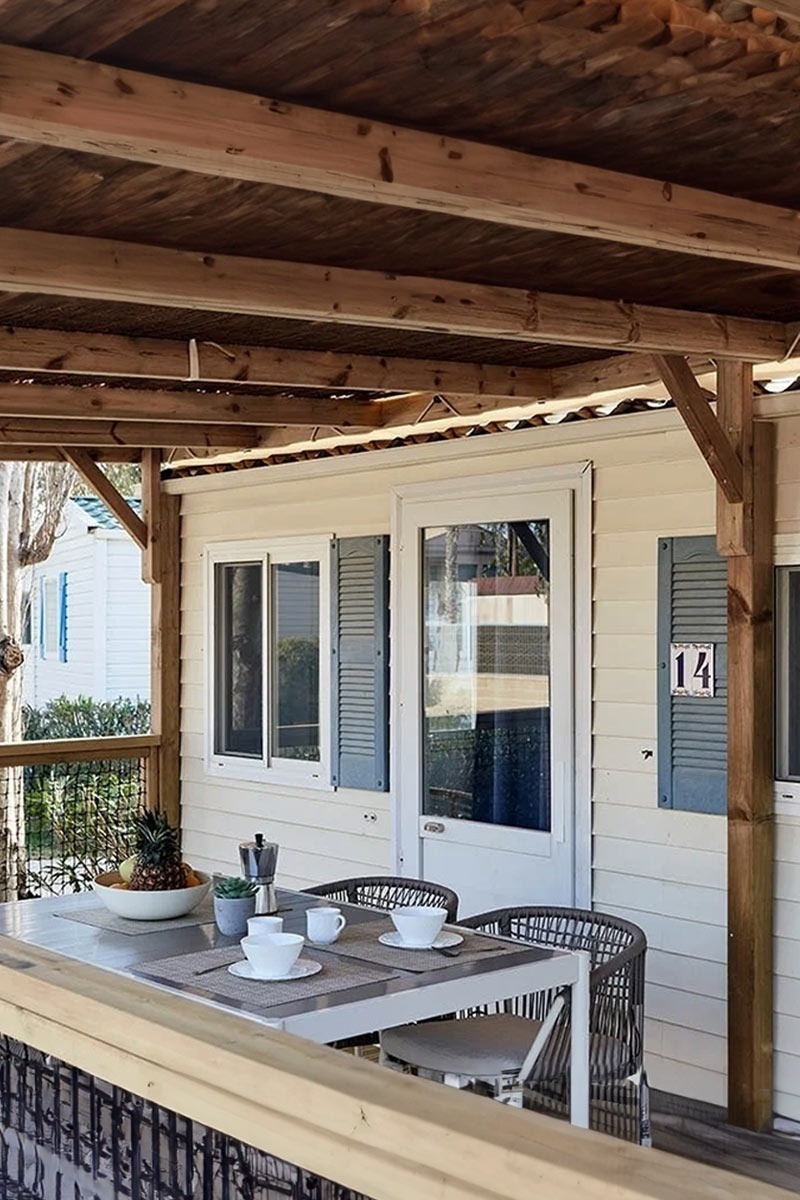 una casa blanca amb el número 12 a la porta