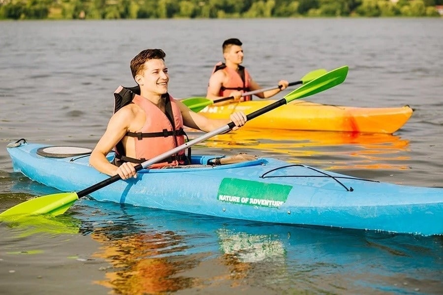 dos personas con mochilas caminan por un sendero en las montañas