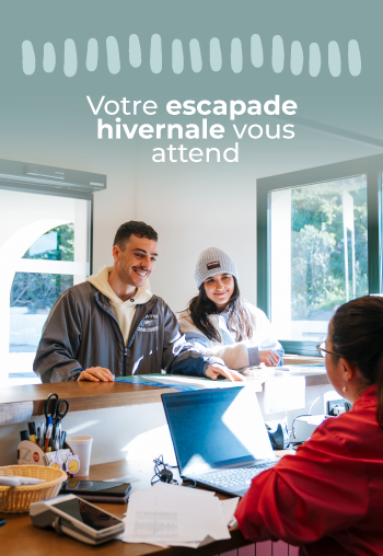 Couple heureux au comptoir de réception de l'hôtel, prêts pour leur TAIGA Benidorm (anciennement Camping La Media legua) | Campings