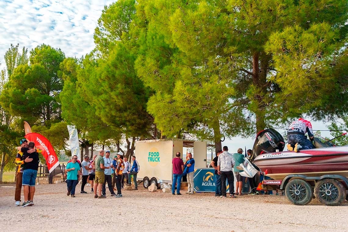 un grupo de personas en un barco con la etiqueta de tm - a - 4007