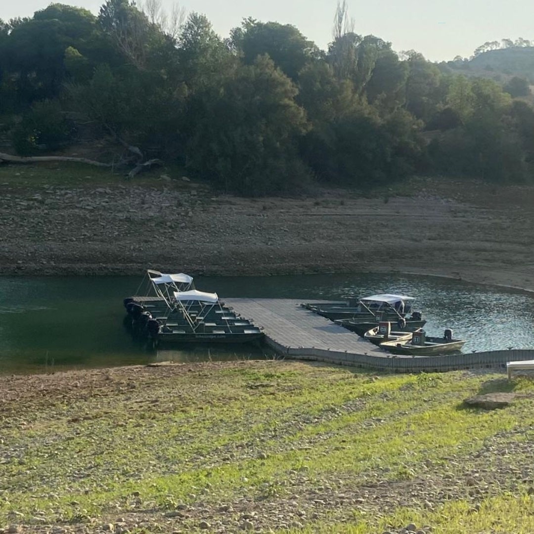 algunes barques a un molí de l' aigua