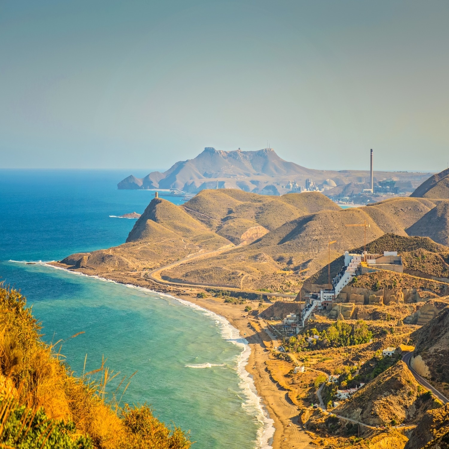 una vista panorámica de un valle con montañas en el fondo .