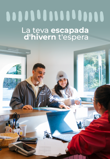La teva escapada d'hivern t'espera: parella a la recepció de l'hotel, llista per viure la seva TAIGA Benidorm (abans Càmping La Media legua) | Càmpings.