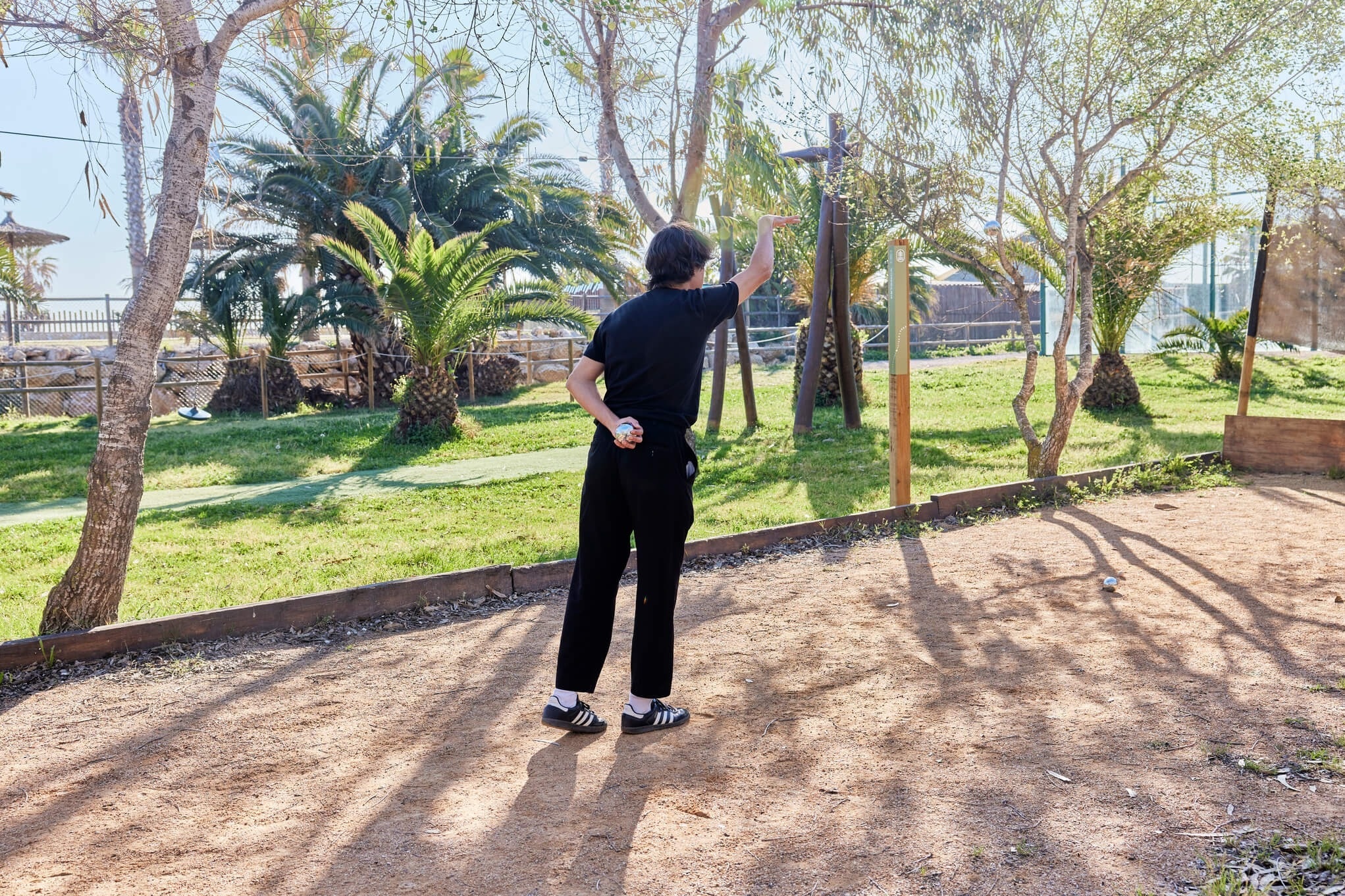 dos persones amb mochilas caminan por un sendero de montagna