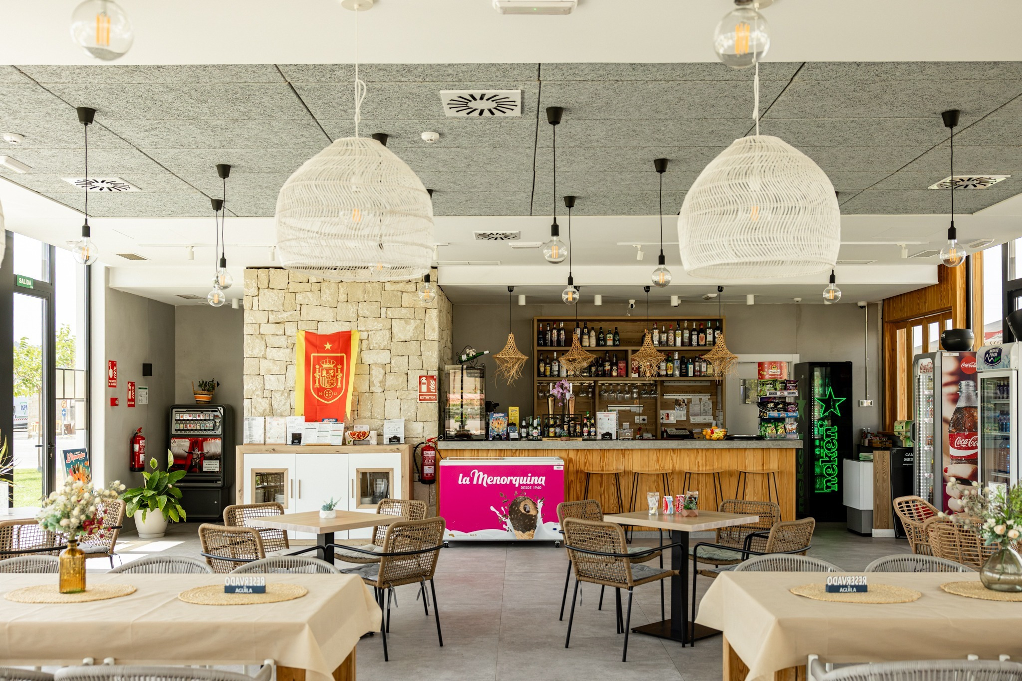 Bar y mesas de restaurante con decoración española Taiga: Corporativa.