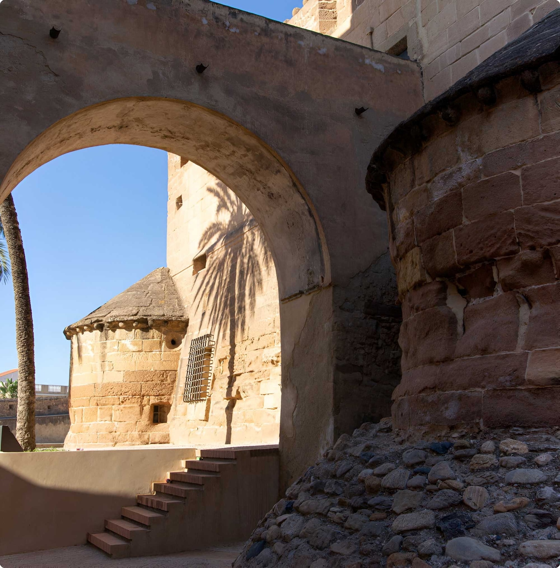 un edificio de ladrillo con escaleras que conducen a él