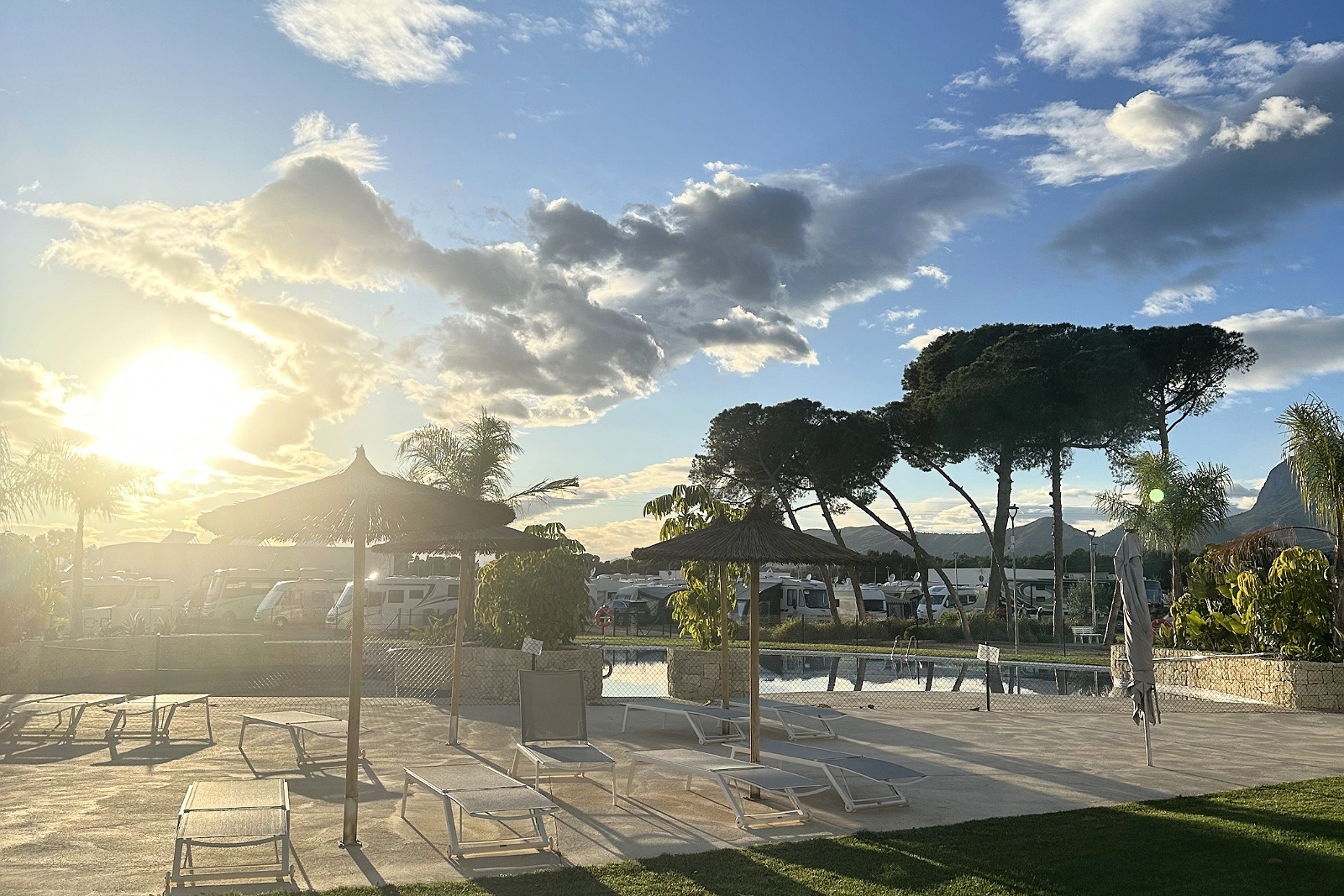 Sonnenschein am Pool von TAIGA Tarifa Punta Paloma, einem Campingplatz in Spanien.