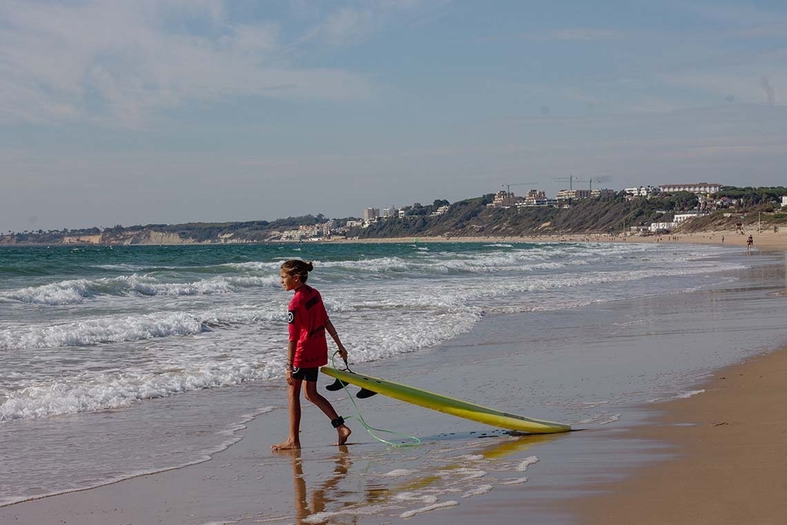 un grup de quatre atvs corren a través d' un bosc