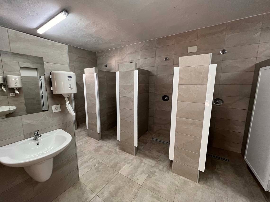 een badkamer met toiletten en een wastafel