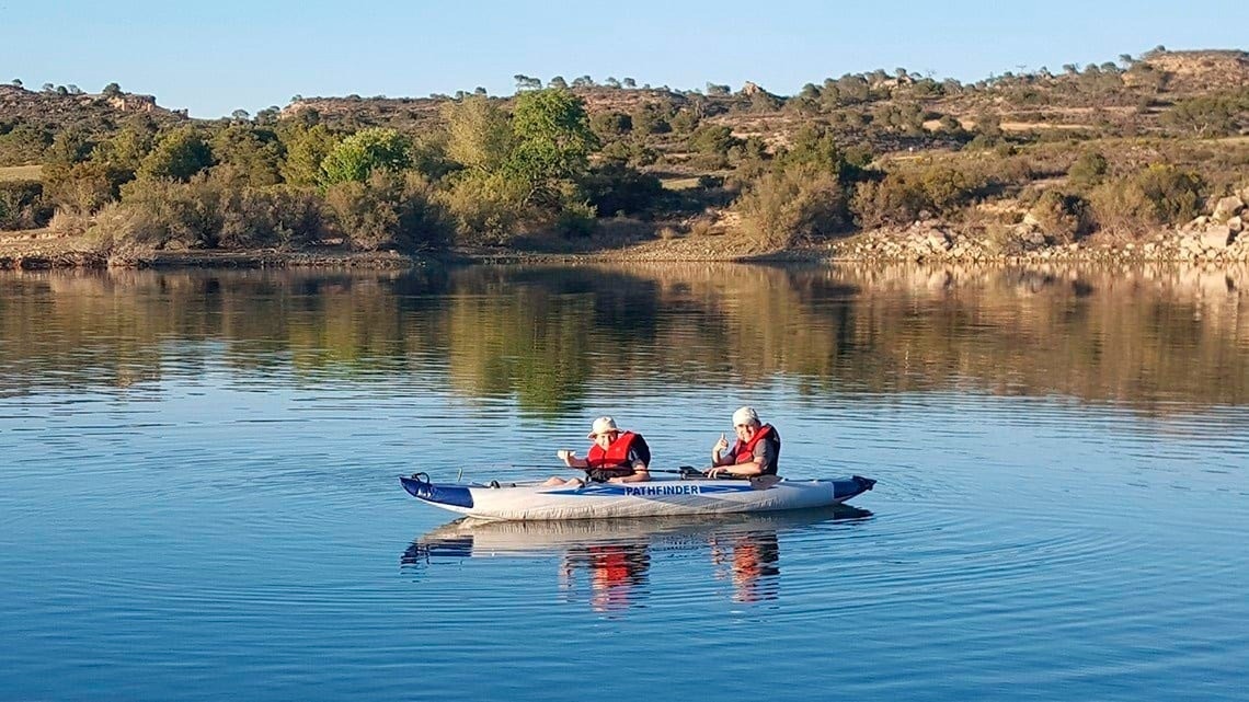 deux personnes sont assises dans un bateau gonflable avec l' inscription primrose