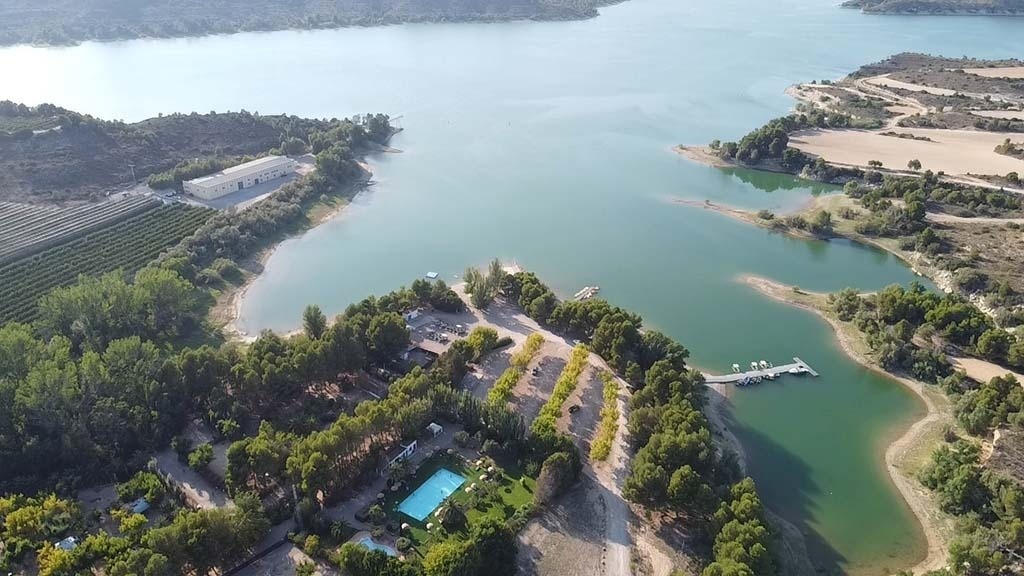 deux personnes font du vélo sur une route avec des montagnes en arrière-plan