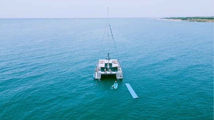 una vista aérea de un velero en el océano