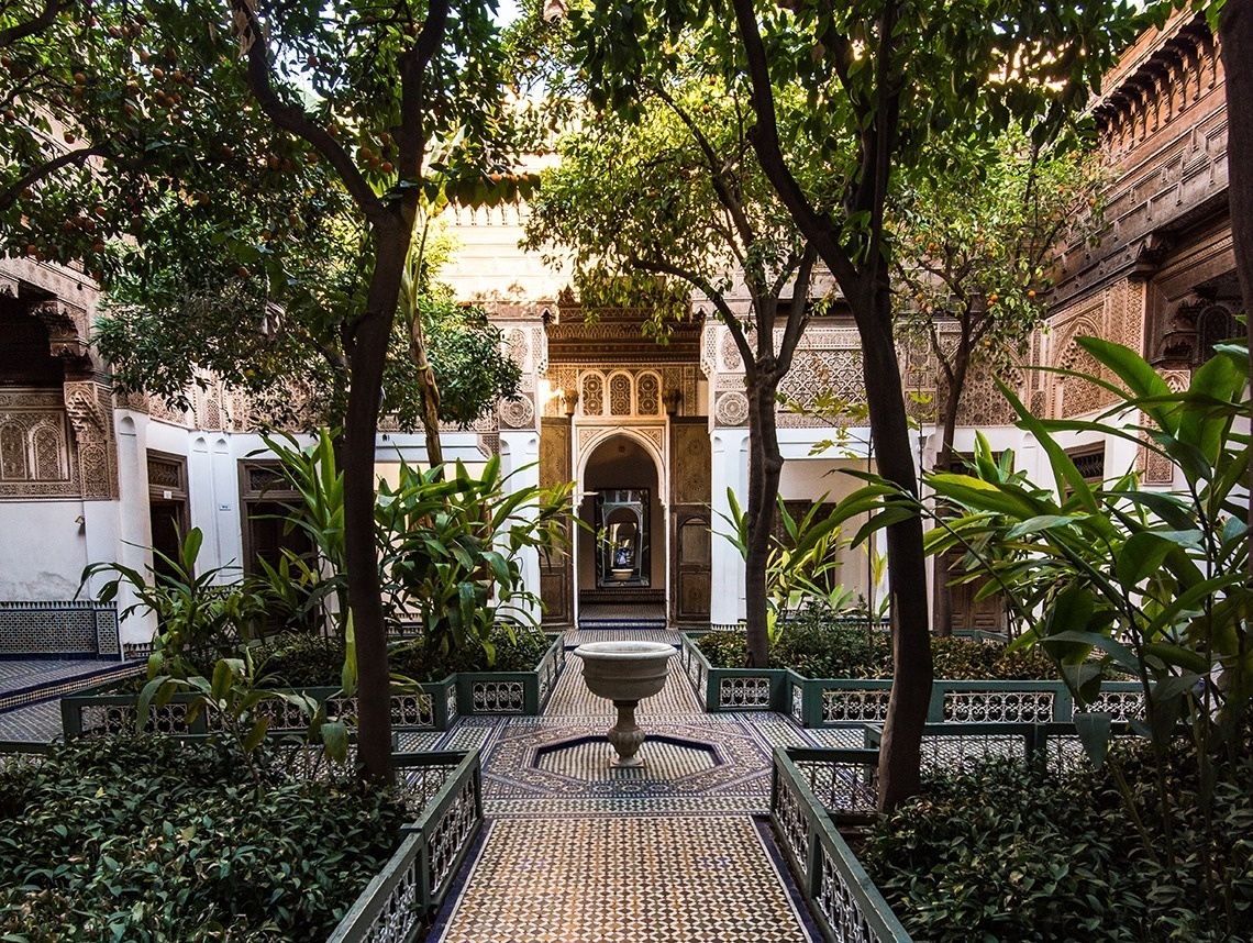 un jardin avec des arbres et une fontaine à l' intérieur d' un bâtiment
