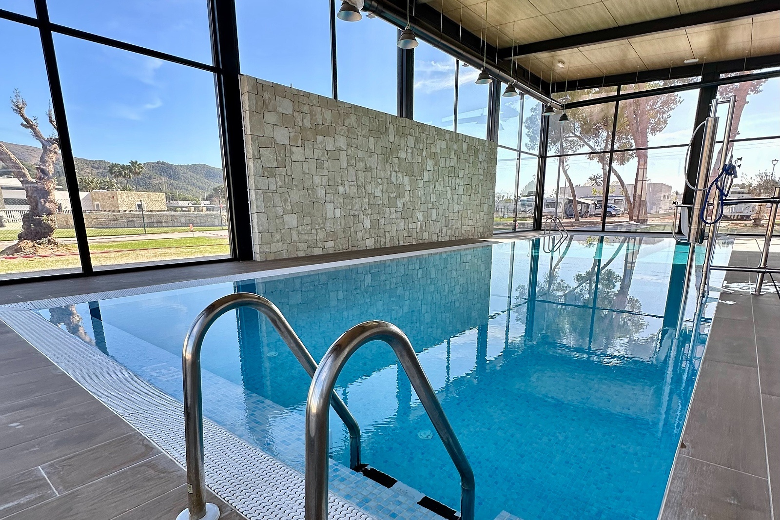 Hallenbad des Hotels Taiga: Corporativa mit Blick ins Grüne.