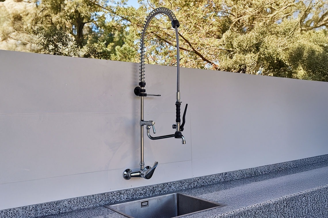 ein Waschbecken mit einem Wasserhahn an der Wand