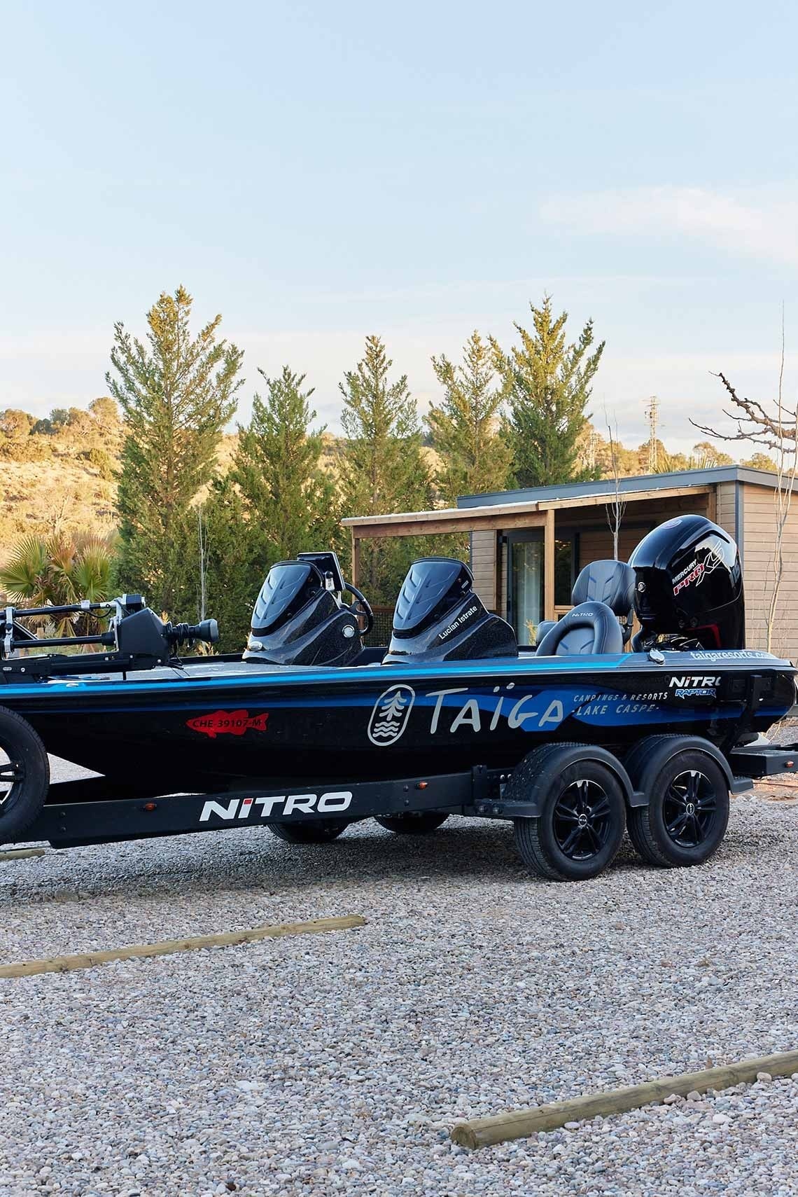 ein nitro-Boot mit zwei Motoren auf einem Anhänger