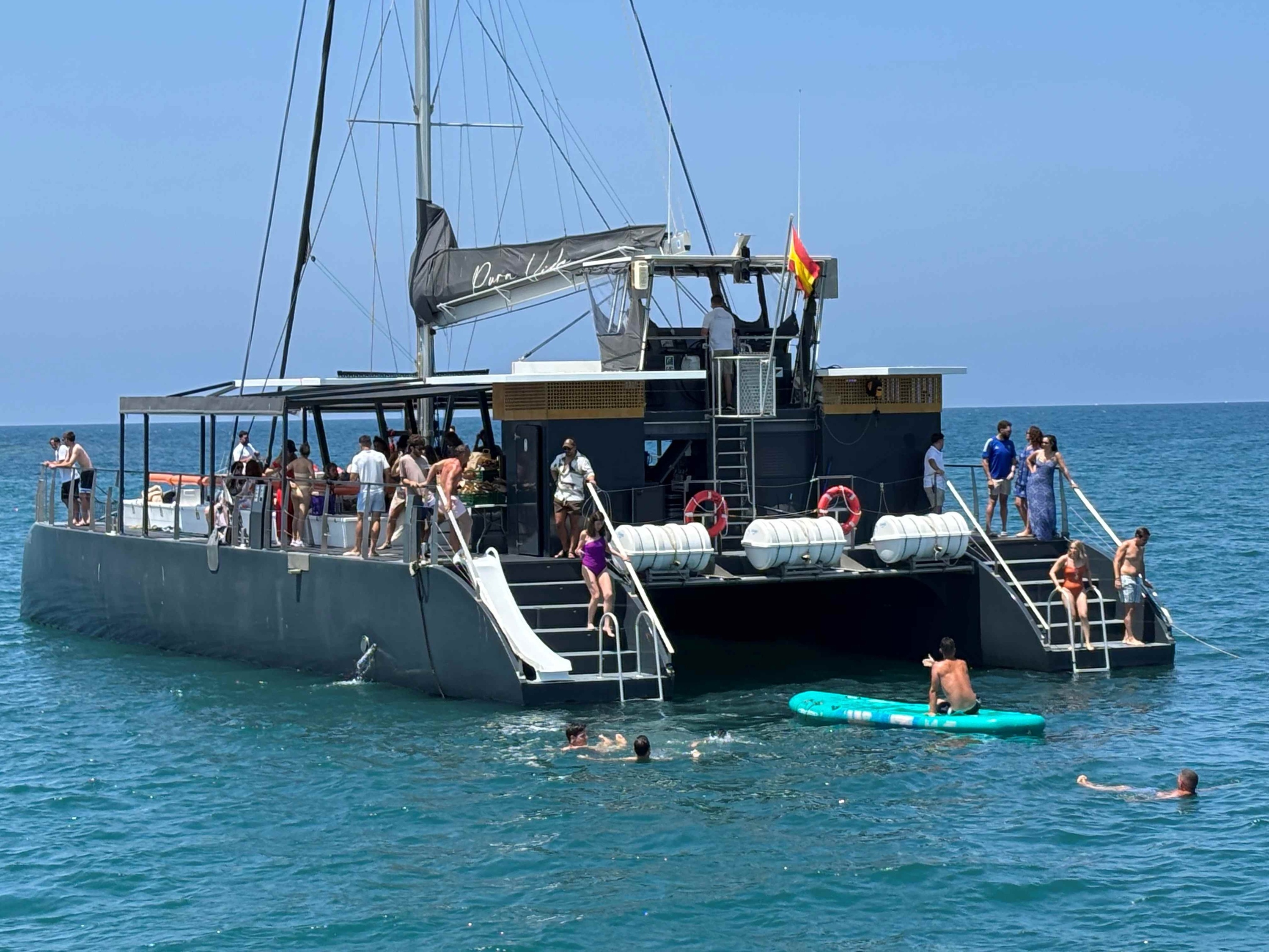 dos persones amb mochilas caminan por un sendero de montagna