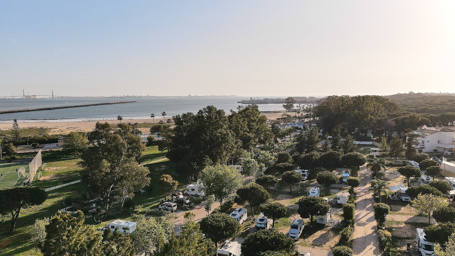 una vista aèria d' un camp de campers a l' aigua