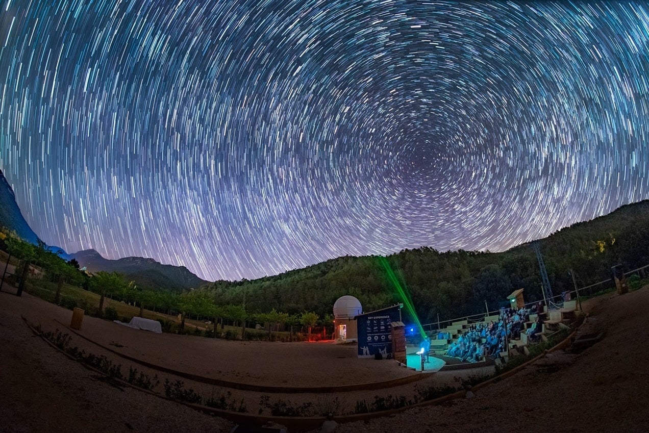 Experiencia nocturna Taiga: Corporativa bajo un cielo estrellado y constelaciones.