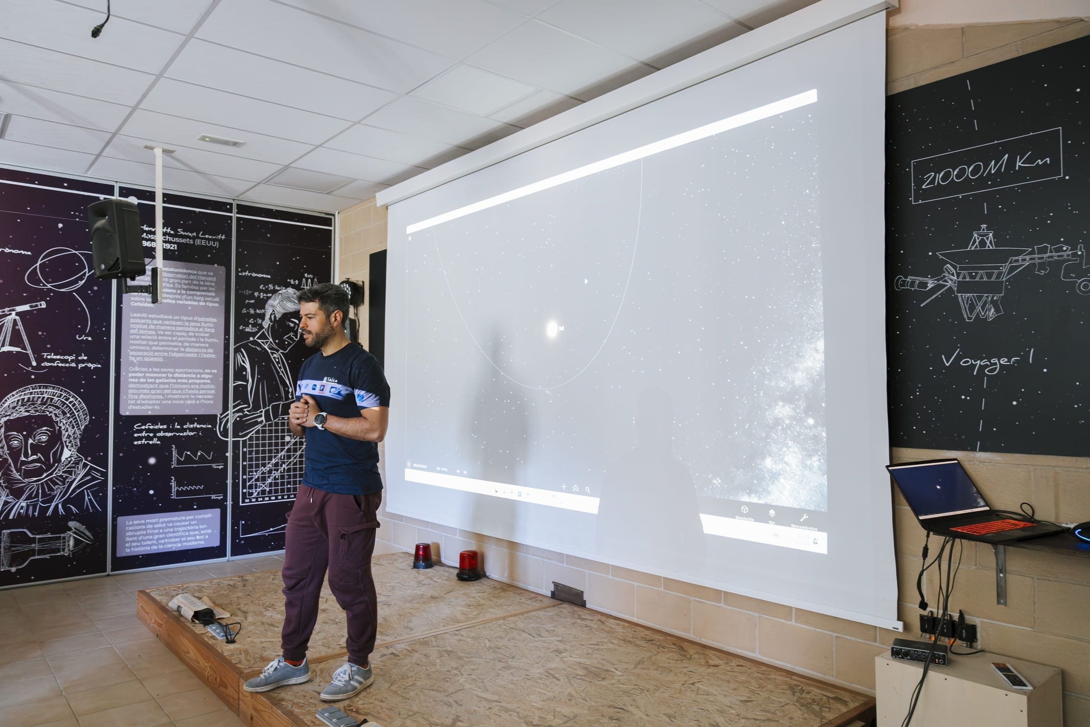 Presentación en sala de eventos de hotel con pantalla gigante, ideal para conferencias y reuniones.
