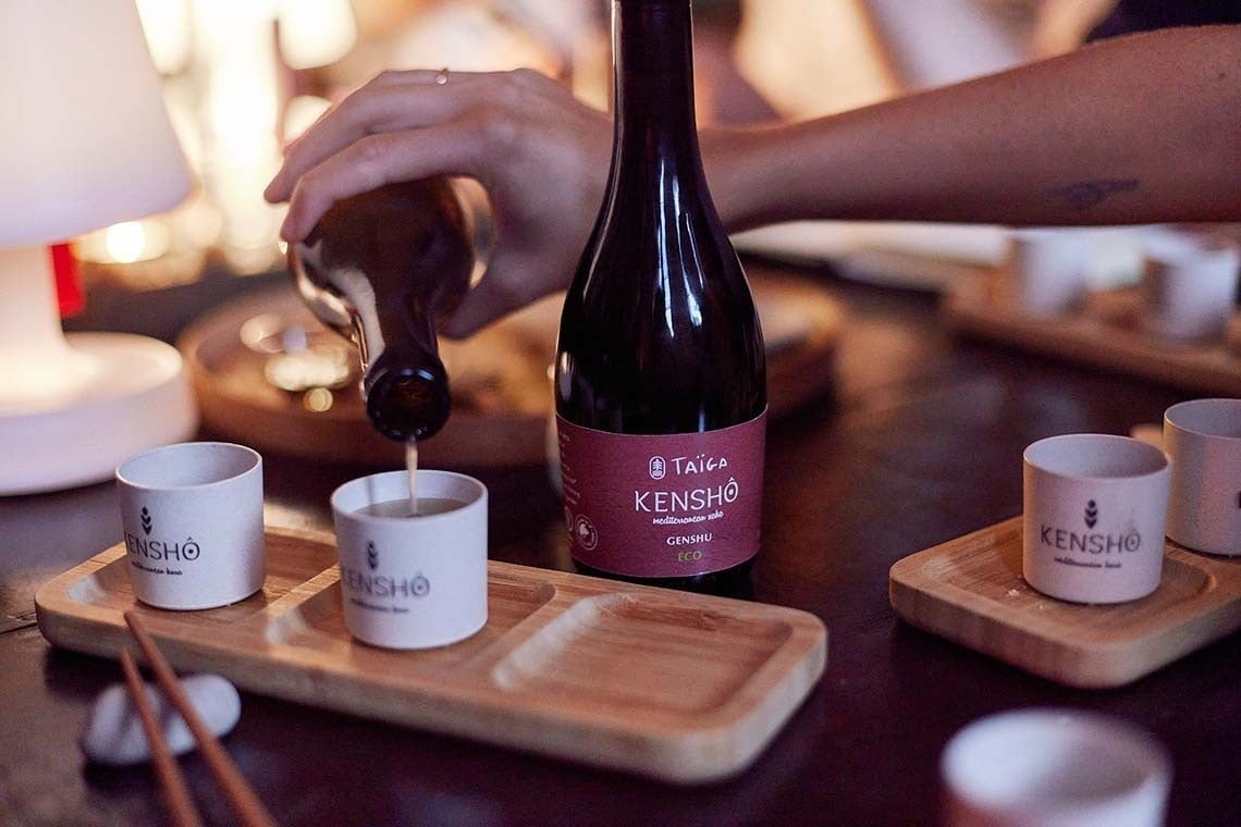 een fles kensho wordt gegoten in een beker