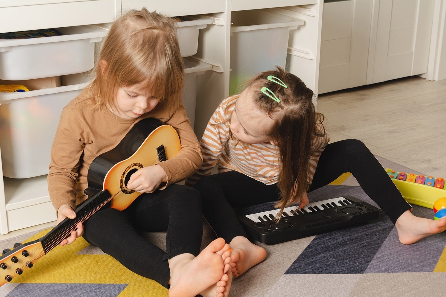 zwei Frauen fahren mit ihren Fahrrädern auf einer Straße