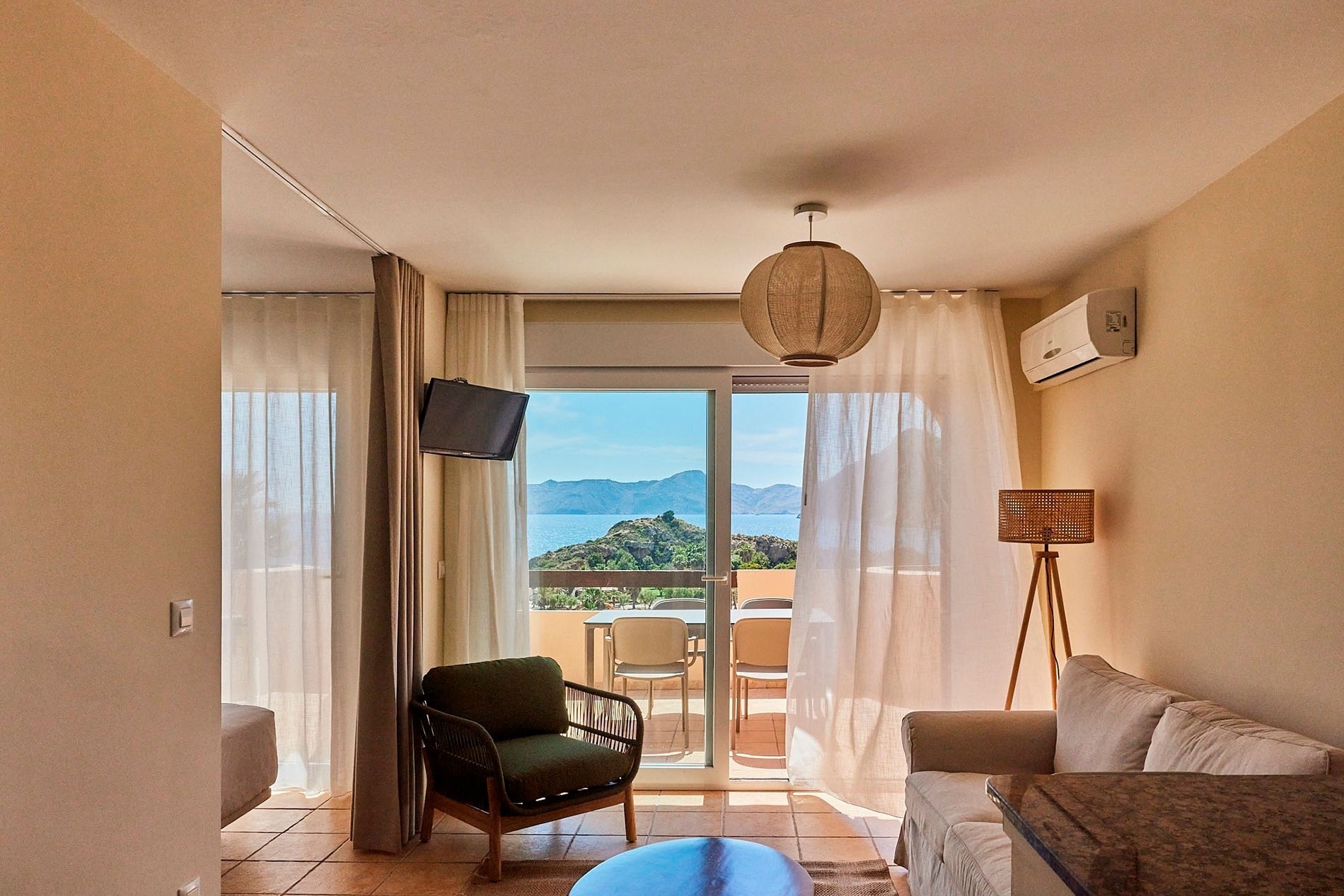 Habitación Taiga: Corporativa con balcón, vista al mar y sala acogedora.