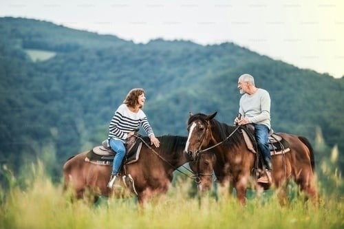 una mulher a cavalo com uma bolsa de chanel